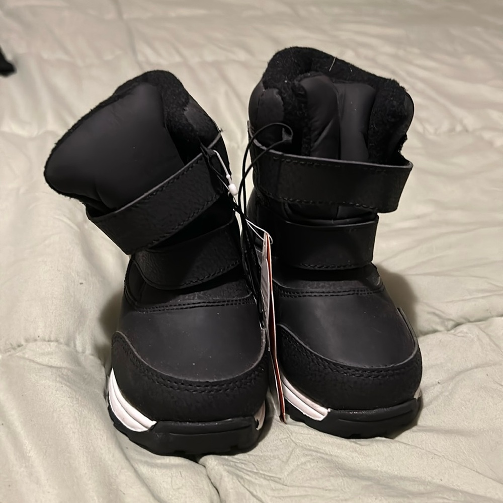 Brand new wonder nation size 8 boys snow boots